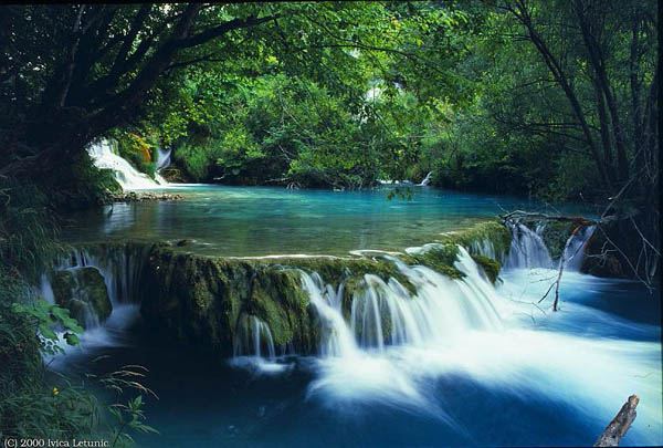 The+waterfalls+of+plitvice+lakes+croatia